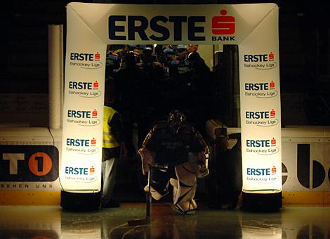 #29 Juergen Penker, Tormann, Liwest Black Wings, betritt das Eis vor Matchbeginn.