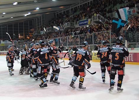 die Linzer feiern den Sieg im Semifinale Liwest Black Wings Linz EV Vienna Capitals