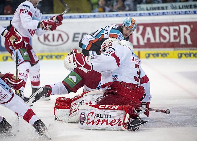 Im Bild: Tormann David Madlener (EC KAC), Marek Kalus (EHC Liwest Black Wings Linz)  Eishockey,  EHC Liwest Black Wings Linz vs EC KAC