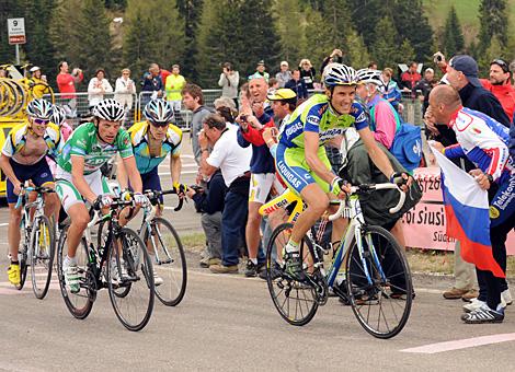 Ivan Basso, Liquigas, fuehrt die Spitzengruppe an. Links, Danilo DiLuca, LPR, Levi Leipheimer, Team Astana und Christopher Horner, Team Astana.
