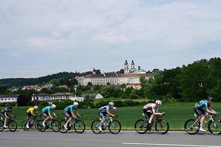 Das Peloton vor dem Stift St. Florian. 4. Etappe St.Florian /Asten - Hinterstoder/Höss 15. Int. Raiffeisen OÖ-Radrundfahrt UCI Kat. 2.2