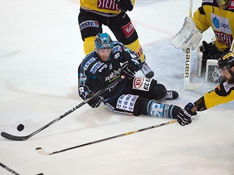 Jason Ulmer, Linz und Matt Watkins, Vienna, EHC Liwest Black Wings Linz vs UPC Vienna Capitals 3. SF