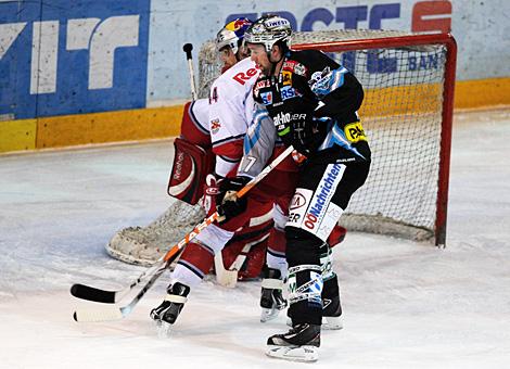 Jason Ward Liwest Black Wings Linz vs. Douglas Lynch EC Red Bull Salzburg