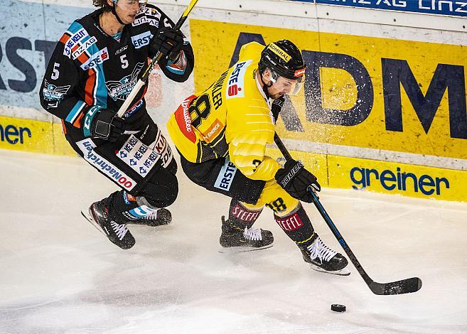 Im Bild: Raphael Wolf (EHC Liwest Black Wings Linz), Dario Winkler (spusu Vienna Capitals), Eishockey,  EHC Liwest Black Wings Linz vs Vienna Capitals