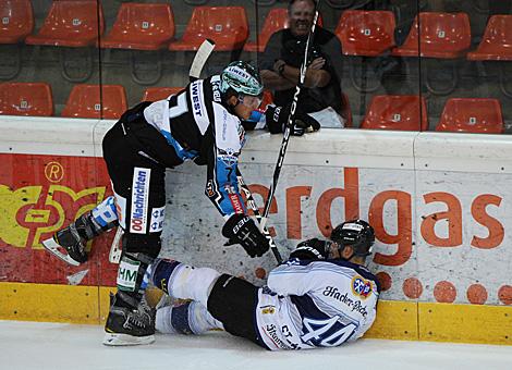 Brian Lebler, Linz checkt Bruno St.Jaques, Straubing, Liwest Black Wings Linz vs Straubing Tigers 