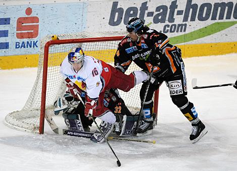 Brndan Buckley Liwest Black Wings Linz checkt Ryan Duncan EC Red Bull Salzburg vor dem Tor