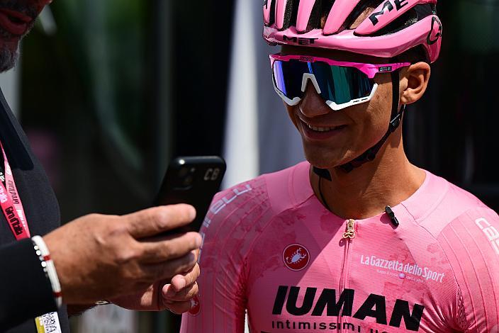 Im Rosa Trikot des Gesamtführenden des Giro d` Italia Isaac Del Toro (MEX, UAE Team Emirates - XRG), 108. Giro d Italia, Stage 14, Fiume Veneto - Asiago (219km)