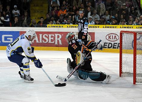 Alex Westlund, Liwest Black Wings verliert das Penaltyduell gegen die #10 Thomas Guidarelli, KHL Medvescak Zagreb.