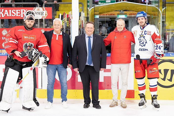 Spieler des Abends Tormann David Madlener (AUT), Verbandspräsident Österreichischer Eishockeyverband Klaus Hartmann, Präsident OÖ Eishockeyverband Christian Ladberg , Jan Scotka (CZE), Österreich vs Tschechische Republik, Eishockey Nationalteam, Testspiel Linz, Oberösterreich 
