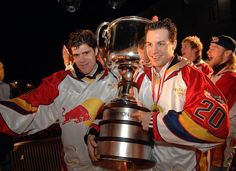 Matthias Trattnig und Daniel Welser mit dem Meisterpokal.