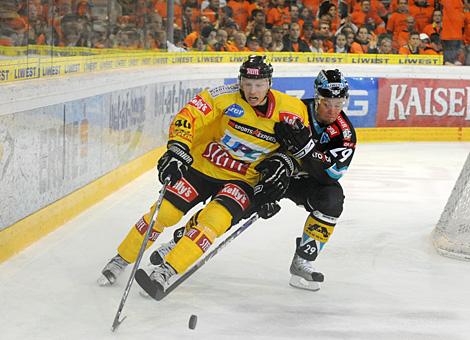 #29 Markus Matthiasson, Stuermer, Liwest Black Wings Linz im Duell mit der #40 Tino Anton Teppert, Vienna Capitals.