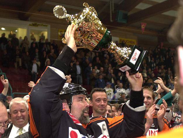 Rick Nasheim, Kapitaen der Linzer Black Wings, praesentiert den Pokal des Meisters 2002 2003