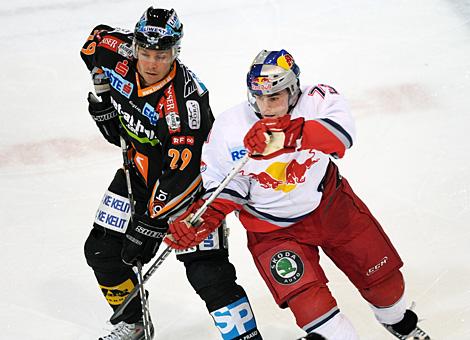 Markus Matthiasson Liwest Black Wings Linz und Brent Aubin EC Red Bull Salzburg