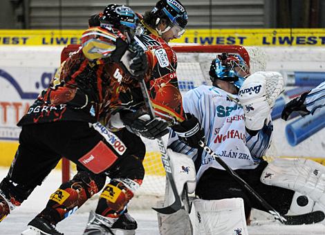 Brendan Buckley Liwest Black Wings Linz, vor dem Tormann der Ungarn Tommi Satosaari, SAPA Fehervar AV19