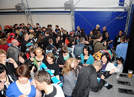 Die Black Wings bedraengt von vielen Fans