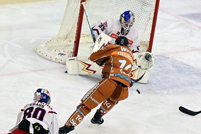 Henrik Neubauer (Steinbach Black Wings Linz), Tormann Atte Tolvanen (EC Red Bull Salzburg) 30. Runde ICE, Steinbach Black Wings Linz vs EC Red Bull Salzburg, Linz AG Eisarena 