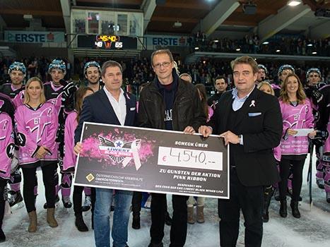 Karl Egger und Peter Zauner uebergeben den Scheck der Sammelaktion Pink Ribbon, EHC Liwest Black Wings Linz vs HC Orli Znojmo