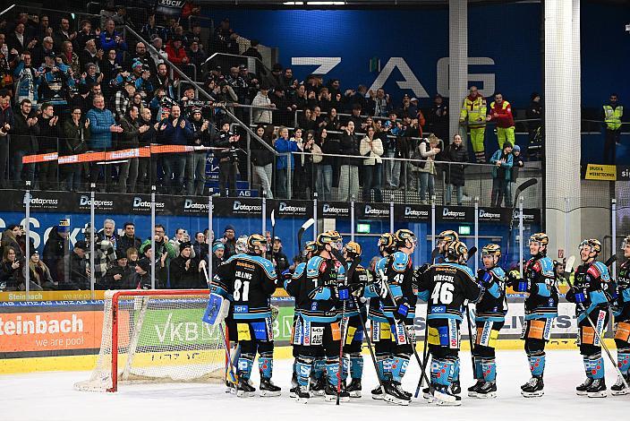 Das Team der Steinbach Black Wings Linz feiern den Heimsieg über die Graz 99ers, Win2Day ICE Hockey League,  Steinbach Black Wings Linz vs Moser Medical Graz 99ers,  Linz AG Eisarena
