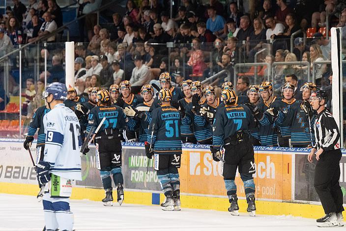 Linz feiert das Tor zum 2 zu 0, Testspiel Steinbach Black Wings Linz vs Straubing Tigers, Linz AG Eisarena, pre season 