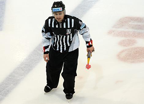 Linesman mit Souvenir, Liwest Black Wings Linz vs. HK Acroni Jesenice