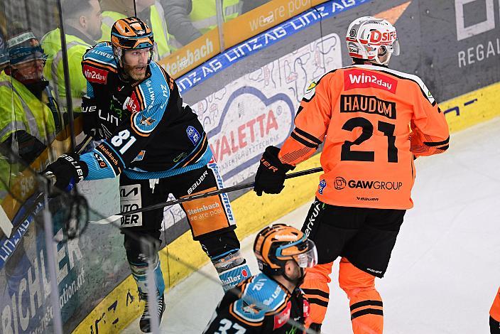 Sean Collins (Steinbach Black Wings Linz), Lukas Haudum (Moser Medical Graz 99ers)  Win2Day ICE Hockey League,  Steinbach Black Wings Linz vs Moser Medical Graz 99ers,  Linz AG Eisarena 