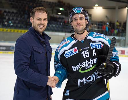 Michael Mayr und Brett McLean (EHC Liwest Black Wings Linz), Spieler des Abends, EHC Liwest Black Wings Linz vs EC Red Bull Salzburg