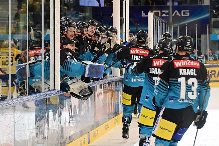 Die Steinbach Black Wings Linz feiern das Tor zum 1 zu 0 durch Brian Lebler (Steinbach Black Wings Linz), 19. Runde ICE, Steinbach Black Wings Linz vs HC Pustertal Wölfe, Linz AG Eisarena