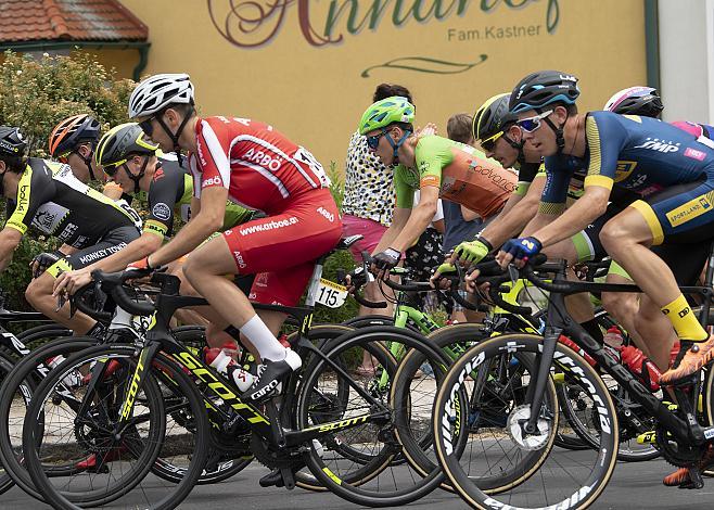 Das Feld der Fahrer in Traberg mit Dominik Hrinkow (AUT, Hrinkow Advarics Cycleang Team)  2. Etappe Eferding - Oberneukirchen, Radsport 10. Int. OOE Rundfahrt