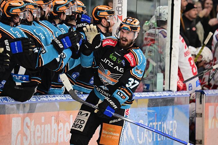 Andreas Kristler (Steinbach Black Wings Linz) feiert das Tor zum 2 zu 1, Semifinale 4, Win2Day ICE Hockey League, 4. Semifinale, Steinbach Black Wings Linz vs EC KAC,  Linz AG Eisarena 