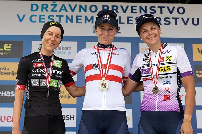 Das Siegerpodest v.l. 2. Anna Kiesenhofer (AUT, Team Cookina ARBÖ ASKÖ Graz RLM Stmk), Platz 1. Platz Christina Schweinberger (AUT, Plantur-Pura), 3. Gabriele Thanner (AUT, Union Raiffeisen Radteam Tirol) Platz Elite Damen, Österreichische Meisterschaft Einzelzeitfahren, ÖRV, Novo Mesto, Slowenien