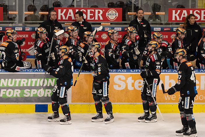 Die Steinbach Black Wings Linz feiern das Tor zum 5 zu 0 Steinbach Black Wings Linz vs Bemer Pioneers Vorarlberg, 40. Runde ICE Hockey League, Steinbach Black Wings Linz, Linz AG Eisarena 