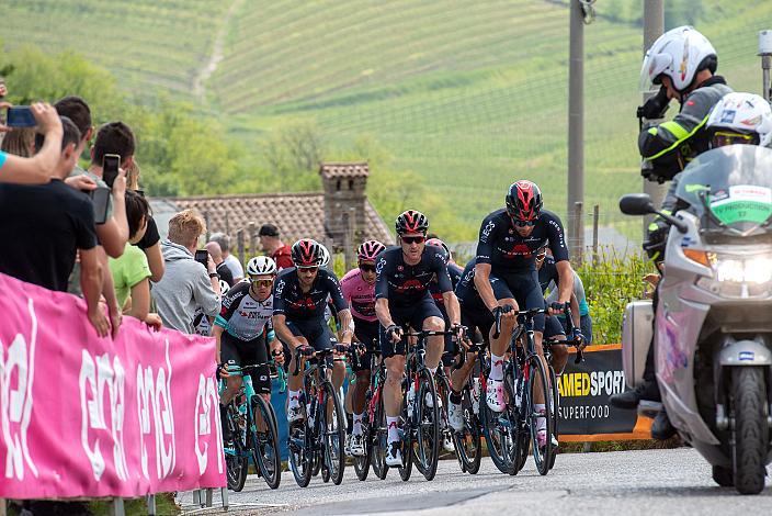 Team Ineos Grenadiers führt das Feld mit , Filippo Ganna (Ita, Ineos Grenadiers),  Egan Bernal (COL, Ineos Grenadiers) im Rosa Trikot zur Bergwertung Gornje Cerovo in Slowenien. Stage 15 Grado - Gorizia (147km), 104. Giro d Italia, UCI Worl Tour