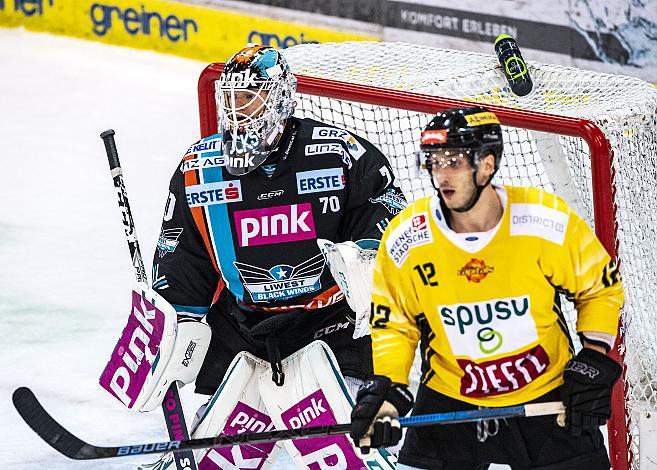 Im Bild:  Tormann David Kickert (EHC Liwest Black Wings Linz), Kyle Baun (Vienna Capitals), Eishockey,  EHC Liwest Black Wings Linz vs Vienna Capitals