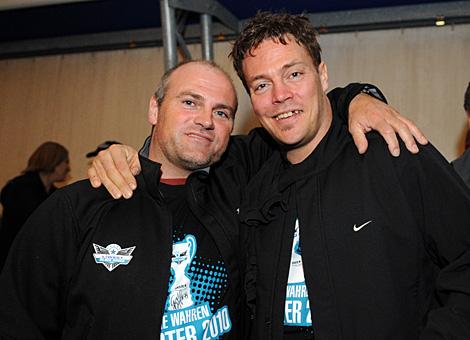 Der Masseur der Liwest Black Wings mit Markus Matthiasson