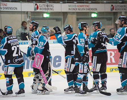 Michael Ouzas (EHC Liwest Black Wings Linz) und Rob Hisey (EHC Liwest Black Wings Linz) feiern den Sieg ueber Laibanch, EHC Liwest Black Wings Linz vs HDD TELEMACH Olimpija Ljubljana, Laibach