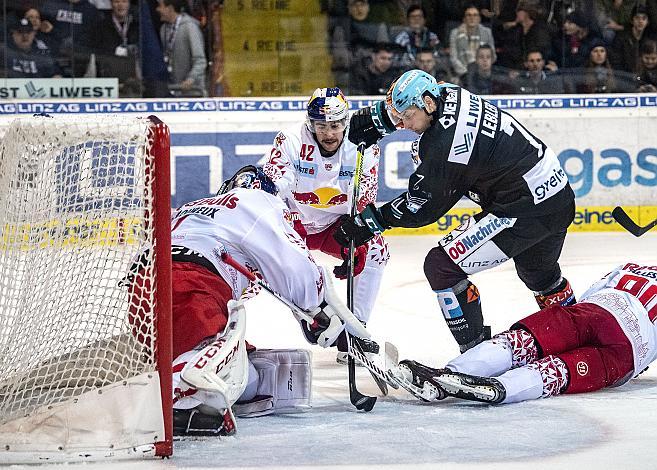 Im Bild: Brian Lebler (EHC Liwest Black Wings Linz), Tormann Jean Philippe Lamoureux (Red Bull Salzburg), Layne Viveiros (EC Red Bull Salzburg),  Eishockey,  EHC Liwest Black Wings Linz vs Red Bull Salzburg