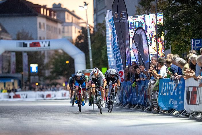 Daniel Lehner (AUT, Team Felbermayr Simplon Wels), Patrick Konrad (AUT, Bora - Hansgrohe), Michael Gogl (AUT, Team Qhubeka Assos) Innenstadtkriterium Wels, Radsport, Kriterium