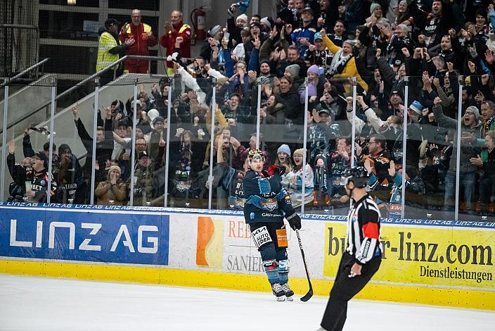 Matt MacKenzie (Steinbach Black Wings Linz) feiert das Tor zum 1 zu 0, Steinbach Black Wings Linz vs HCB Südtirol Alperia, ICE Eishockey Liga, Linz AG Eisarena