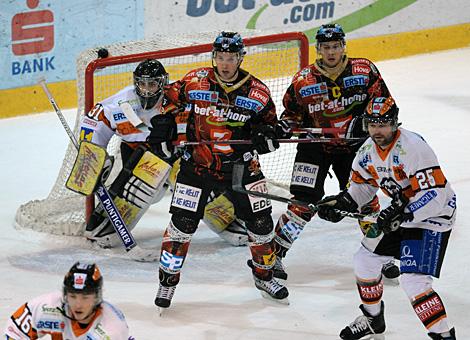 Gregor Baumgartner und Philipp Lukas Liwest Black Wings Linz, vor dem Tor der Grazer gehuetet von Fabian Weinhandl, Graz 99ers
