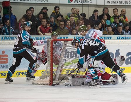 Brett McLean (EHC Liwest Black Wings Linz) scort das Siegestor in der Overtime, EHC Liwest Black Wings Linz vs HCB Suedtirol 6. Viertelfinale