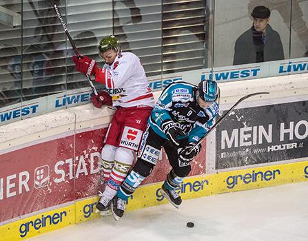 Jason Ulmer (EHC Liwest Black Wings Linz) und Sean McMonagle (HCB Suedtirol) EHC Liwest Black Wings Linz vs HCB Suedtirol