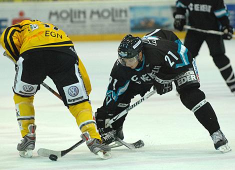 21 Philipp Lukas, Stuermer, EHC Liwest Black Wings Linz gewinnt das Bully.