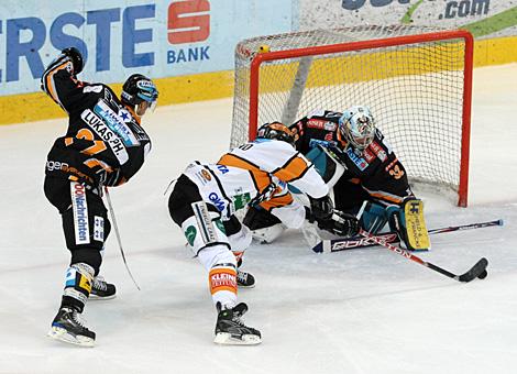 Patrick Harand Moser Medical Graz 99ers scheitert an Alex Westlund im Tor der Liwest Black Wings Linz.