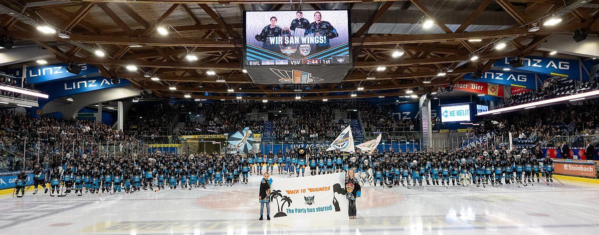 Das Team der Steinbach Black Wings Linz mit dem Spielern der Nachwuchsteams, 5. Runde ICE, Steinbach Black Wings Linz vs EC VSV , Linz AG Eisarena