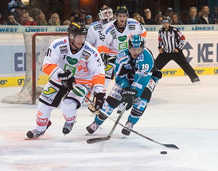 Victor Panelin Borg (Moser Medical Graz 99ers) und Andrew Jacob Kozek  (EHC Liwest Black Wings Linz) EHC Liwest Black Wings Linz vs Graz 99ers