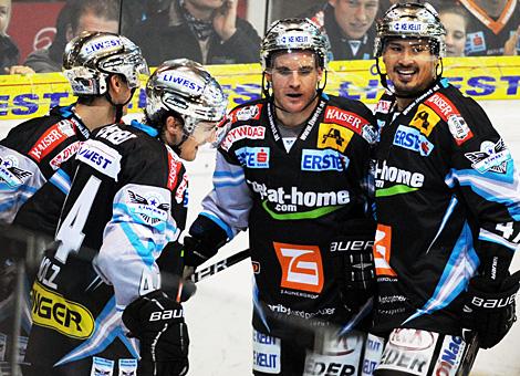 Brad Purdie und Rich Bronilla Liwest Black Wings Linz feiern vs. HK Acroni Jesenice