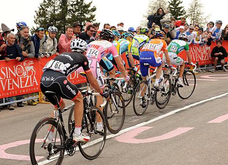 Ivan Basso, Liquigas, fuehrt die Spitzengruppe an. Links, Danilo DiLuca, LPR, Denis Menchov, Rabobank, Levi Leipheimer, Team Astana, Thomas Loevkvist im Rosa-Trikot, Team Columbia - Highroad und Carlos Sastre, Cervelo.
