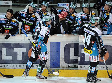 Linz feiert das 3. Tor, Schuetze Danny Irmen, #9, EHC Liwest Black Wings Linz vs. HDD Tilia Olimpija Ljubljana 