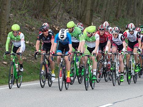 Team Hrinkow Adverics Cycleang an der Spitze des Hauptfeldes, 54. Int. Kirschbluetenrennen, Wels