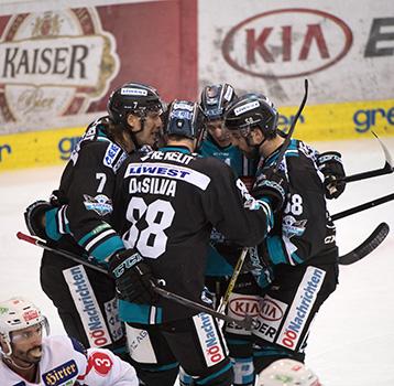 Linz feiert   EHC Liwest Black Wings Linz vs EC KAC